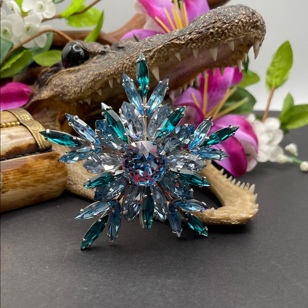 Regency snowflake brooch vintage 🔥